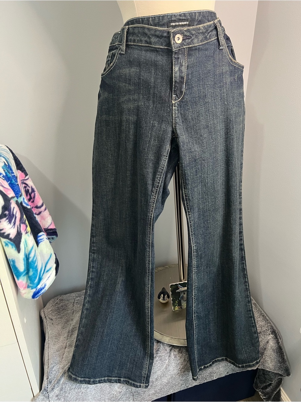 Axcess Liz Claiborne Size 14 Stretch Modern Fit Dark Wash Wide Leg Blue Jeans